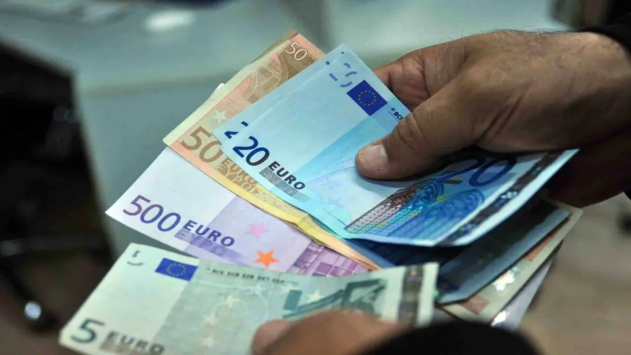 تطورات جديدة في سعر صرف اليورو أمام الدينار الجزائري داخل السوق السوداء اليوم